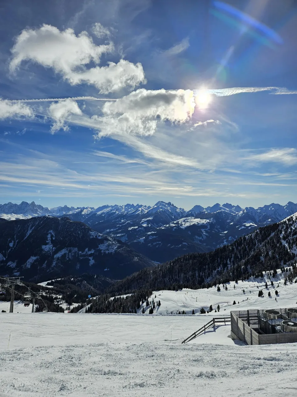 Panorama delle Dolomiti sotto un cielo con nuvole e sole