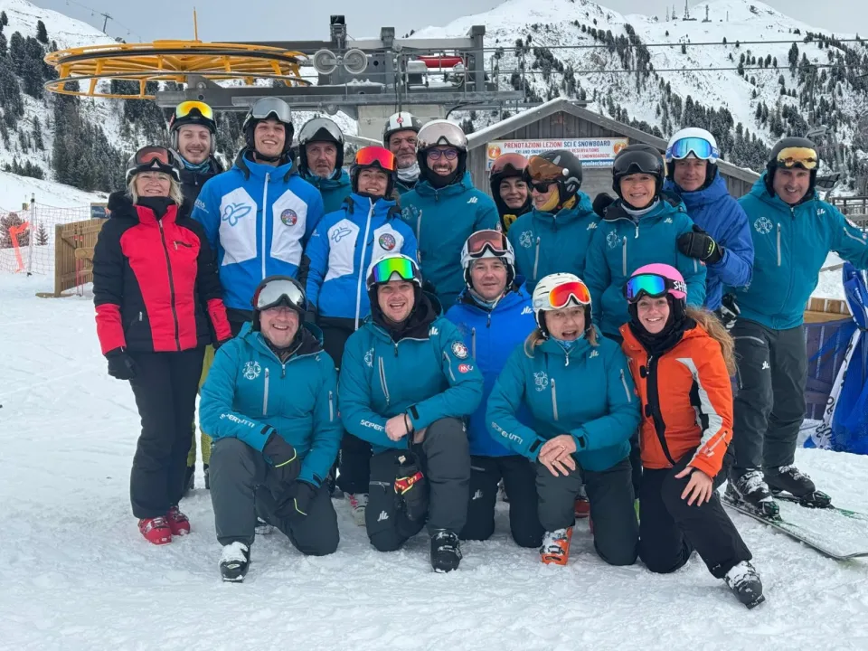 Il gruppo di Sci per Tutti sulla neve