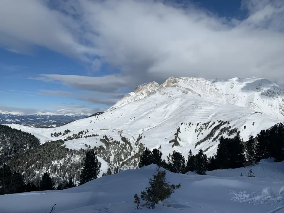 Montagne innevate sotto un cielo nuvoloso